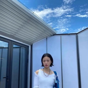 被Jennie这件别出心裁地设计了多处挖空的毛衣酷到了