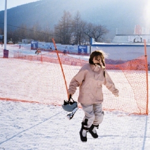 <b>虞书欣雪场写真 滑雪服麻花辫甜美元气</b>