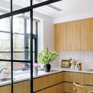 木纹橱柜也可以打造出时髦厨房？
